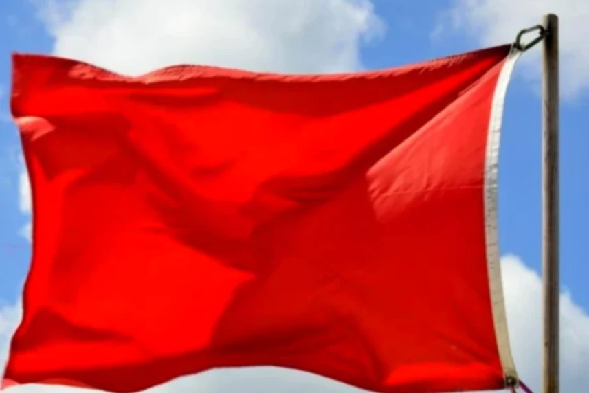 Na kąpielisku Dziewoklicz została wywieszona czerwona flaga.