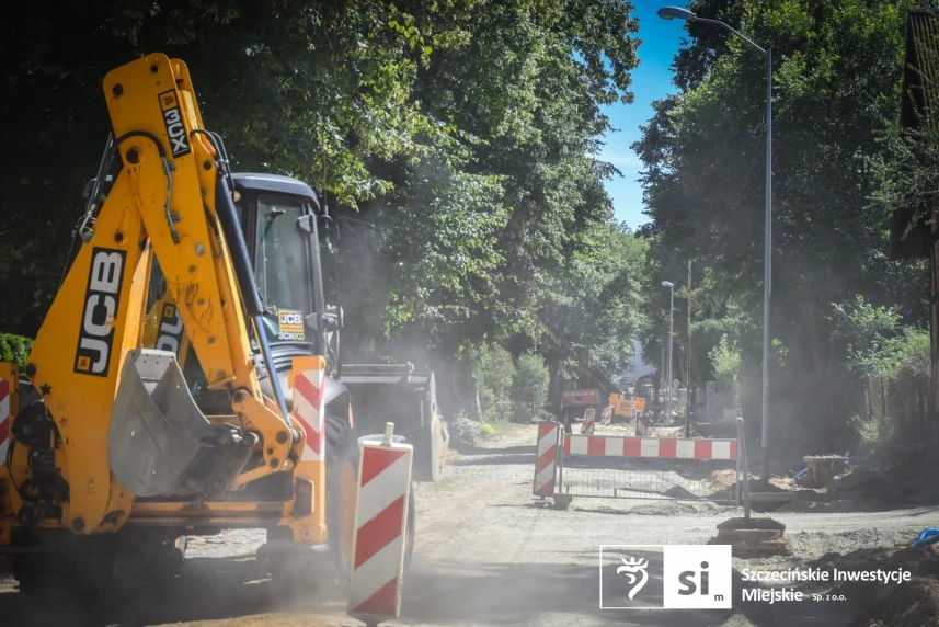 Na Krzemiennej kontynuowane jest kształtowanie przyszłej jezdni i chodników.