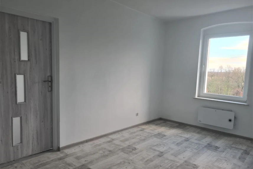 Pusty pokój z białymi ścianami, drzwiami i oknem. Pusty pokój z białymi ścianami, drzwiami i oknem.