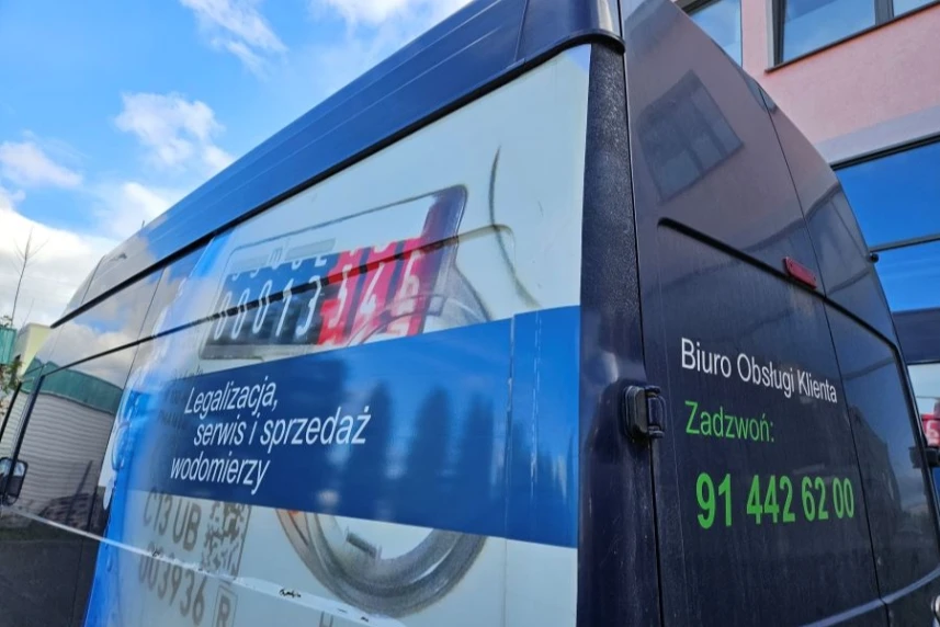 Samochód z  informacją o wymianie wodomierzy