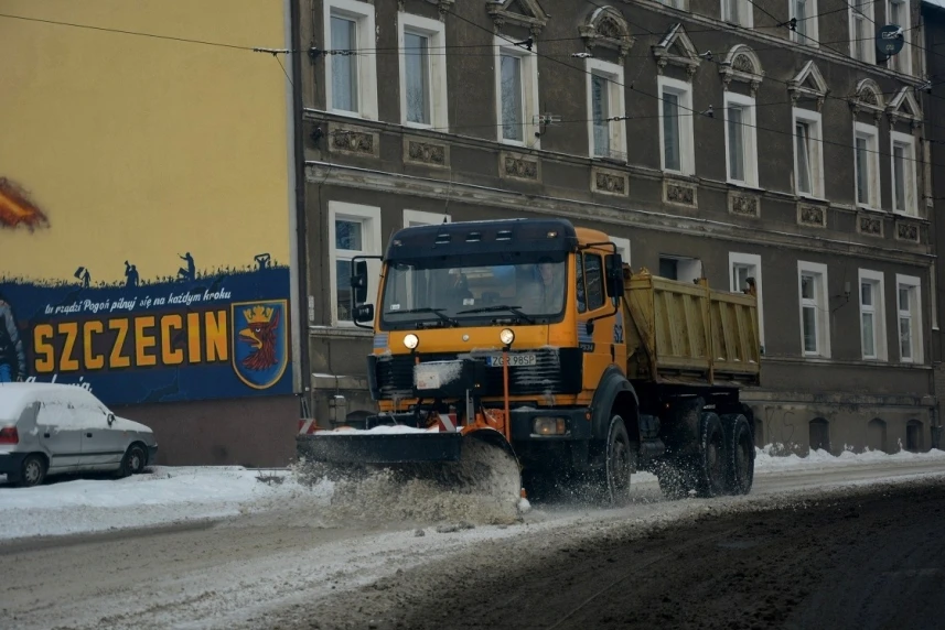 Odśnieżarka na ulicach Szczecina.