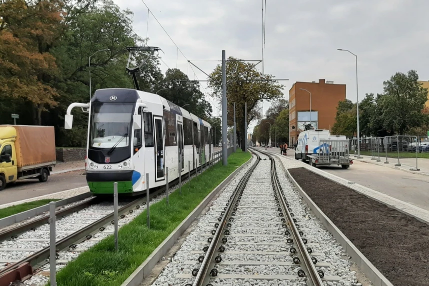 Przebudowane torowisko wraz z siecią trakcyjną w ciągu al. Powstańców Wielkopolskich.