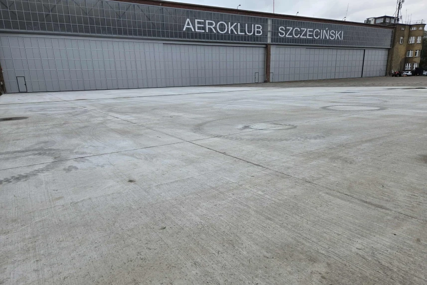 Betonowa płyta na lotnisku Aeroklubu Szczecińskiego