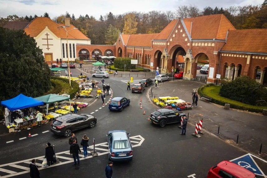 Okolice bramy wjazdowej na cmentarz centralny w Szczecinie. Okolice bramy wjazdowej na cmentarz centralny w Szczecinie.