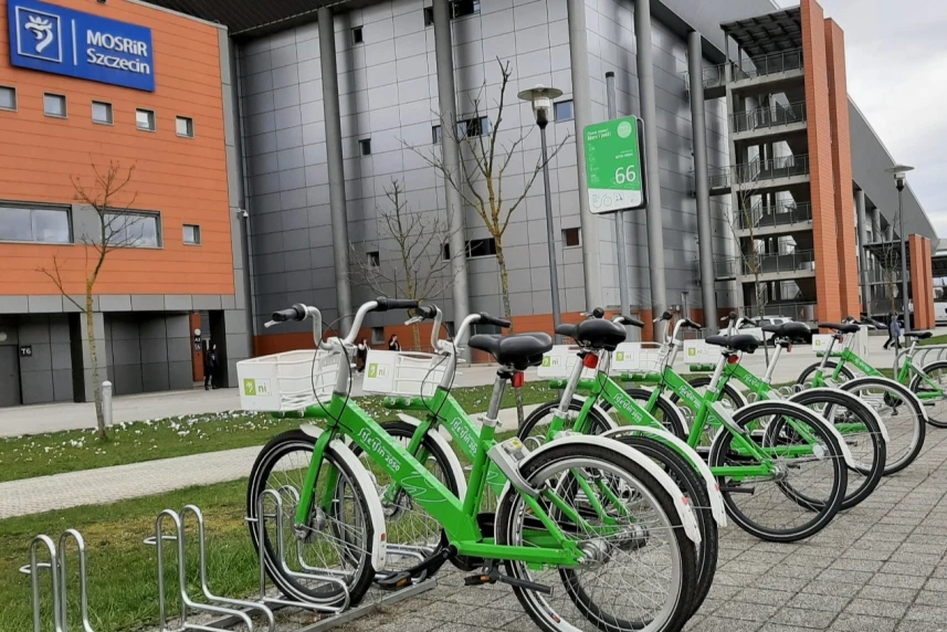 Parking rowerowy bikes pod halą Netto Arena. Parking rowerowy bikes pod halą Netto Arena.