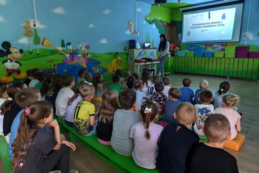 Zajęcia edukacyjne z grupą dzieci. Zajęcia edukacyjne z grupą dzieci.