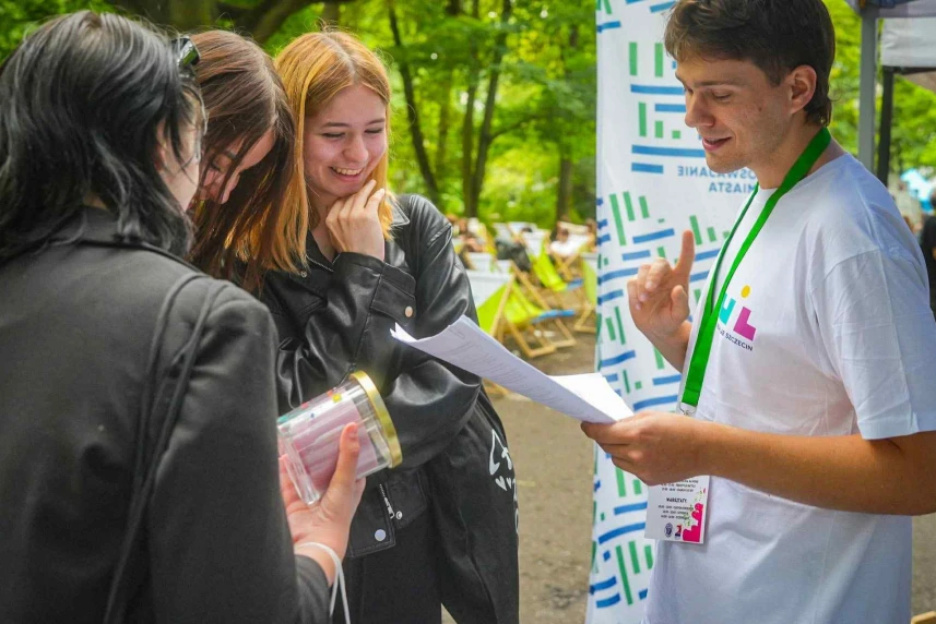 Grupa młodych osób. Grupa młodych osób.