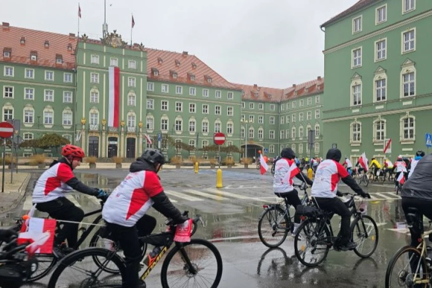 Blisko 200 rowerzystów uczciło Święto Niepodległości na Szczecińskim Niepodległościowym Rajdzie Rowerowym.