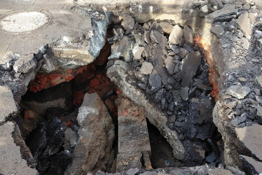 Przyczyną zapadliska okazały się podmycia jezdni przez ruiny piwnic lub inne historyczne pozostałości, a nie infrastruktura podziemna. Przyczyną zapadliska okazały się podmycia jezdni przez ruiny piwnic lub inne historyczne pozostałości, a nie infrastruktura podziemna.