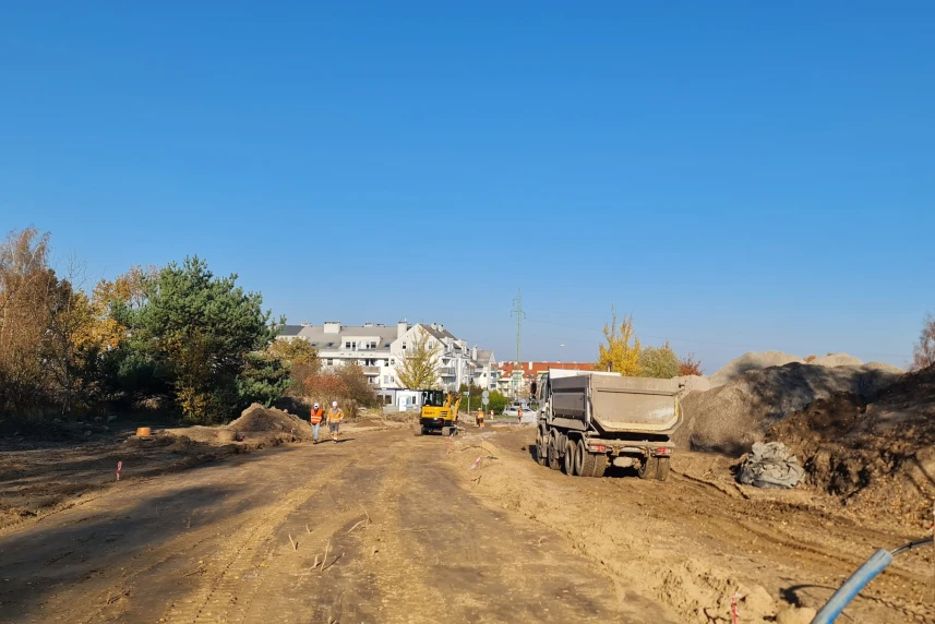 Na budowanej ul. Świętochowskiego w Szczecinie widoczny jest już nowy ślad drogi.