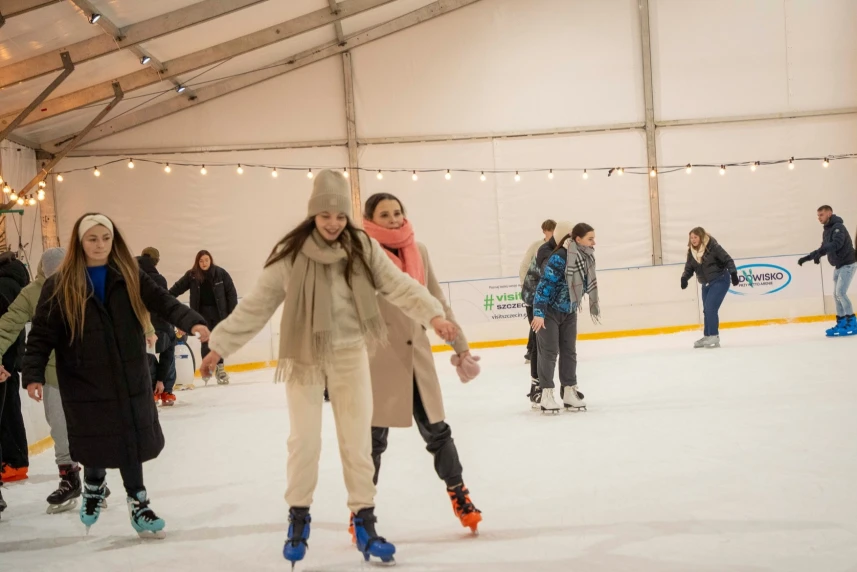 Łyżwiarze na lodowisku przy Netto Arenie. Łyżwiarze na lodowisku przy Netto Arenie.