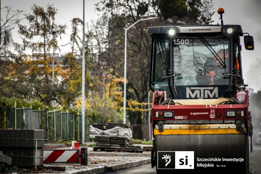 Na placu budowy panuje wzmożony ruch sprzętu drogowego. Na placu budowy panuje wzmożony ruch sprzętu drogowego.