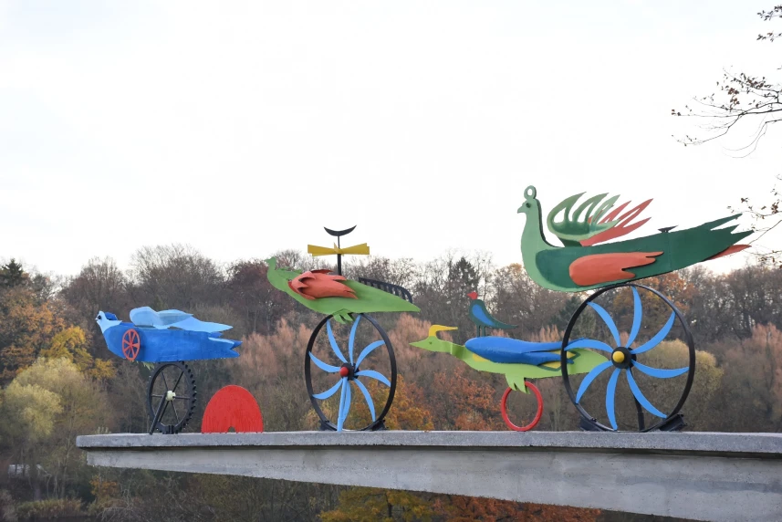 Rzeźba "Ogniste Ptaki" autorstwa  Władysława Hasiora.