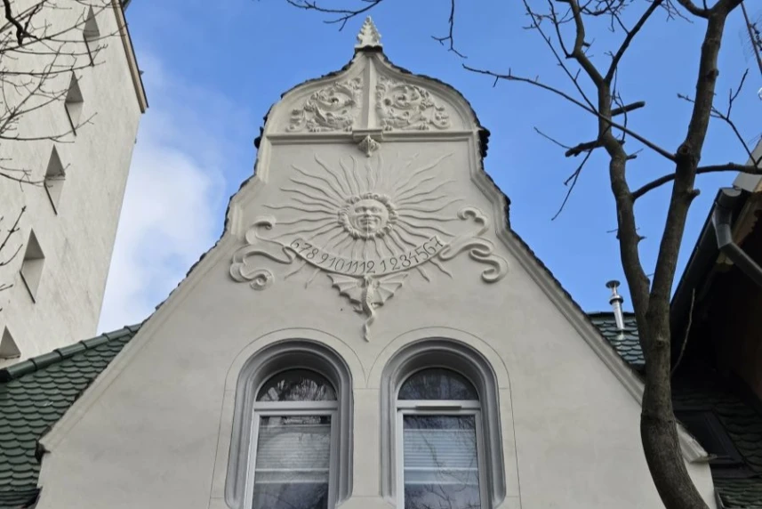 Zakończył się kompleksowy remont budynku z charakterystycznym zegarem słonecznym przy ulicy Królowej Korony Polskiej 20.