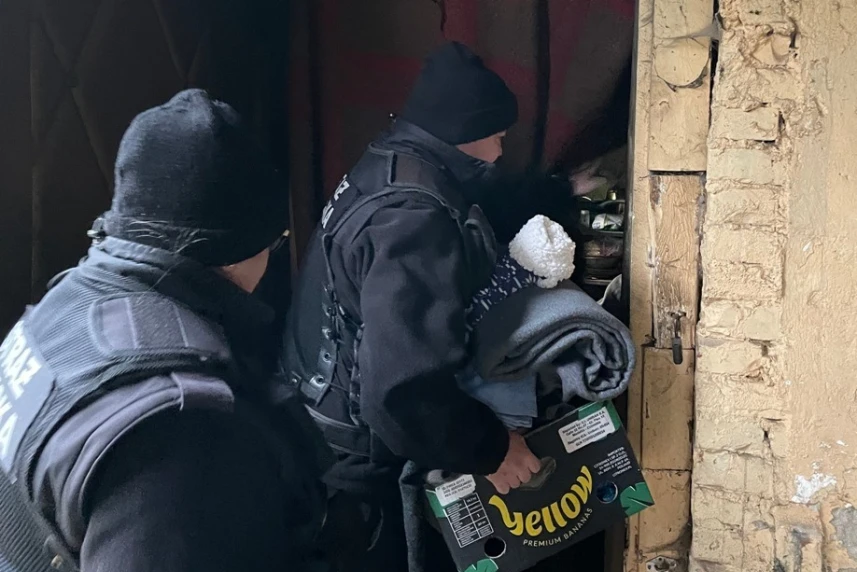 Straż miejska odwiedza bezdomnych na działkach