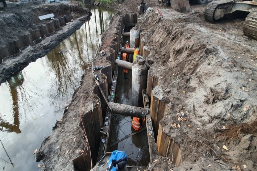 Prace przy budowie nowego mostu. Prace przy budowie nowego mostu.