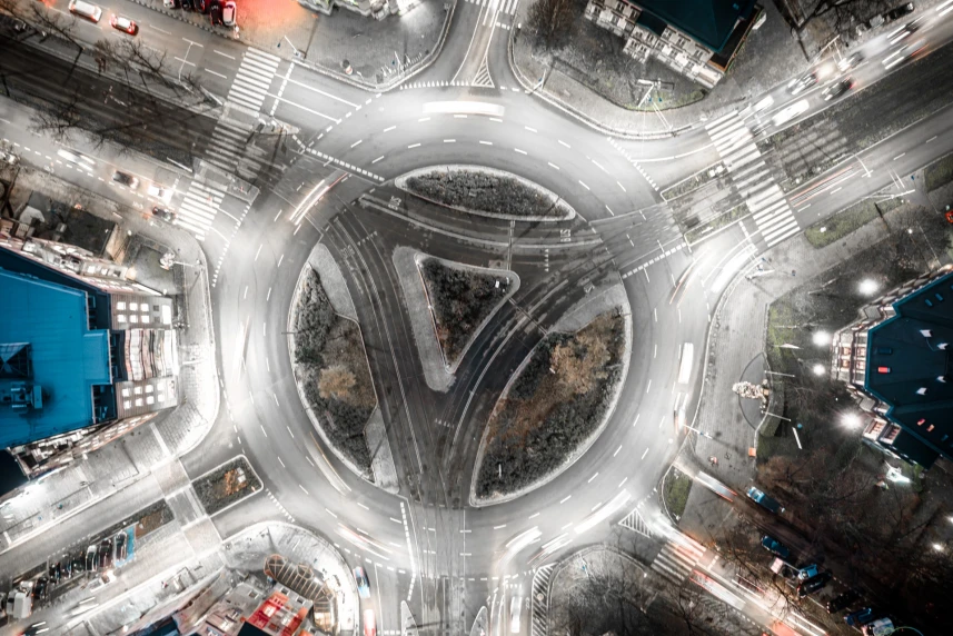 Oświetlone rondo widziane z lotu ptaka