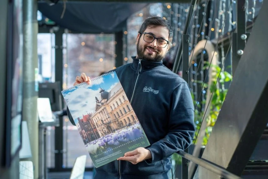 Mężczyzna prezentuje nowy kalendarz