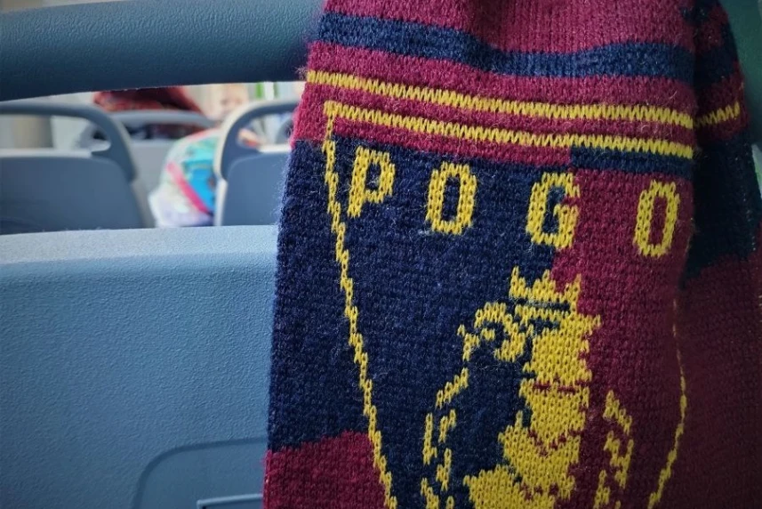 Szalik Pogoni Szczecin zawieszony na oparciu siedzenia