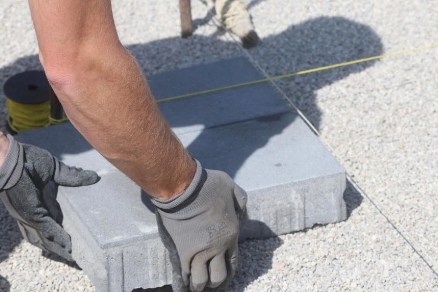 Odnowiony chodnik przy szkole podstawowej w Dąbiu