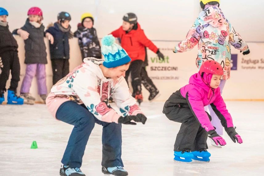 Grupa dzieci na lodowisku Grupa dzieci na lodowisku