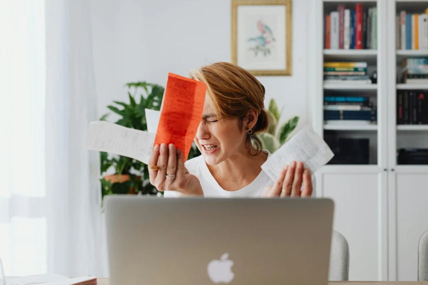 Kobieta siedząca przed laptopem.