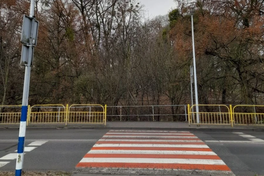 Oświetlenie zainstalowane przy przejściu dla pieszych Oświetlenie zainstalowane przy przejściu dla pieszych