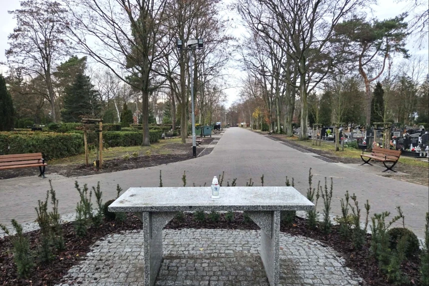 Główna aleja cmentarna została przebudowana. Główna aleja cmentarna została przebudowana.