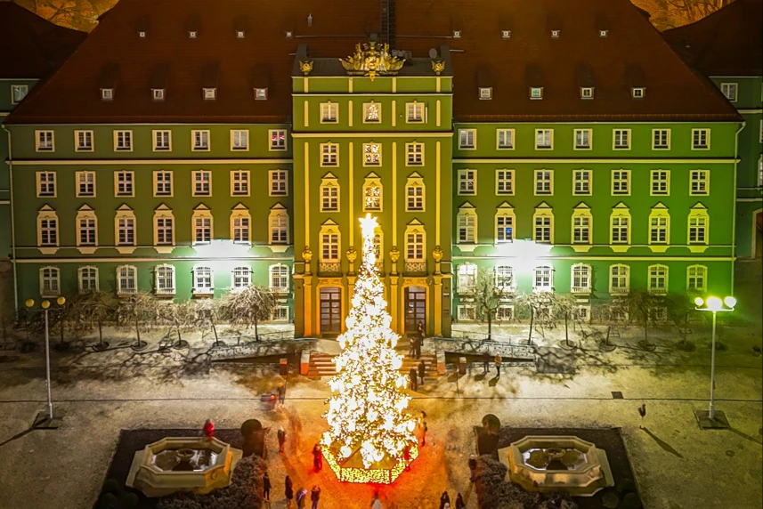Budynek urzędu miasta szczecin z rozświetloną choinką. Budynek urzędu miasta szczecin z rozświetloną choinką.