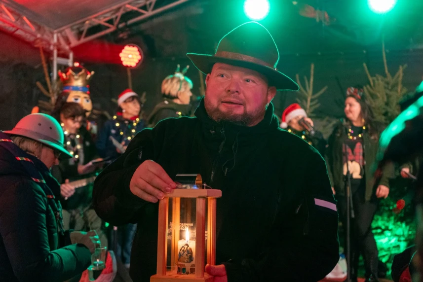 Mężczyzna w kapeluszu z lampionem. Mężczyzna w kapeluszu z lampionem.