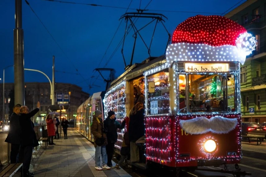 Świąteczny tramwaj na ulicach Szczecina. Świąteczny tramwaj na ulicach Szczecina.