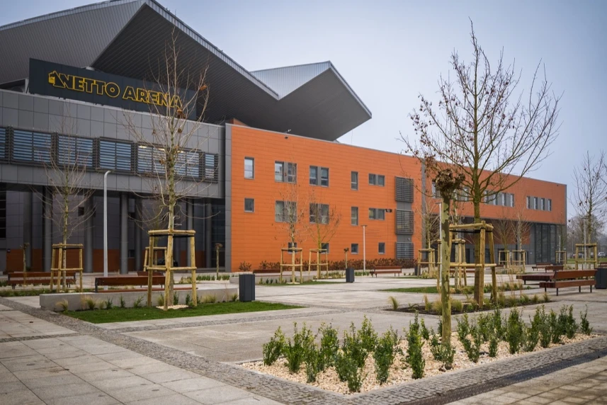 Nowe nasadzenia zieleni przed halą Netto Arena