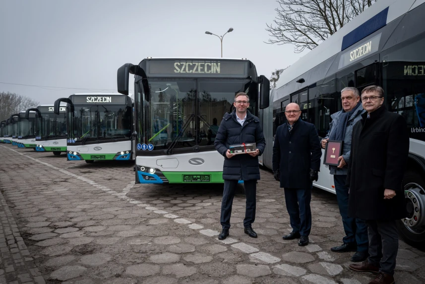Prezentacja nowych autobusów z udziałem prezydenta Szczecina Piotra Krzystka. Prezentacja nowych autobusów z udziałem prezydenta Szczecina Piotra Krzystka.