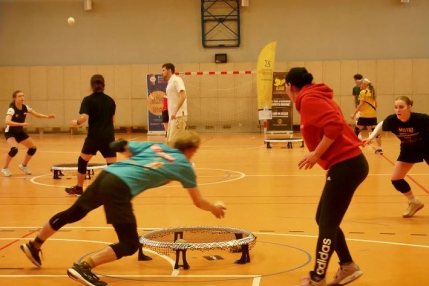 Rozgrywki Gryf Roundnet League 2025/2026 przy kilku stanowiskach. Rozgrywki Gryf Roundnet League 2025/2026 przy kilku stanowiskach.