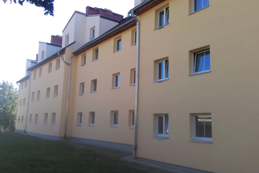 Odnowiona elewacja na budynku przy ul. Dąbrówki 22-24