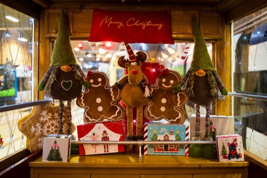 Świąteczny wystrój zabytkowego szczecińskiego tramwaju.