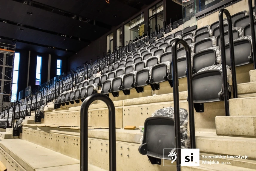Na budowie Szczecińskiego Domu Sportu montowane są krzesełka na trybunach.