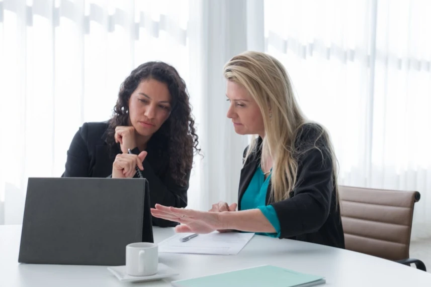 Dwie kobiety w trakcie wymiany opinii. Dwie kobiety w trakcie wymiany opinii.