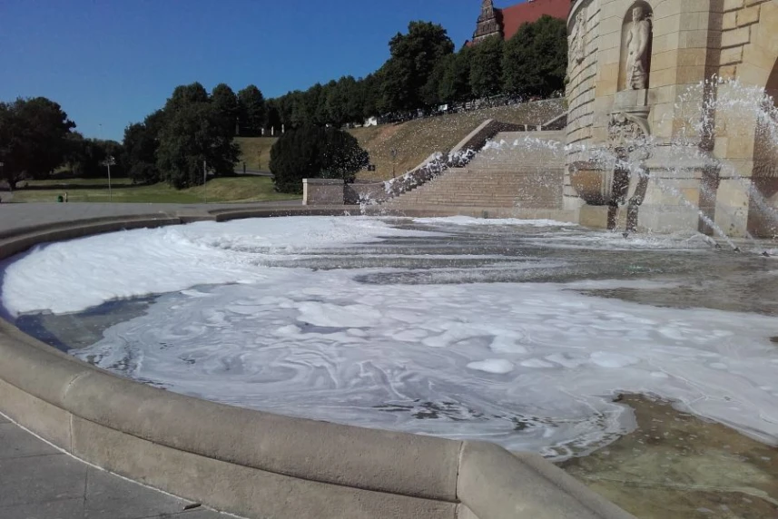 6 litrów płynu w fontannie