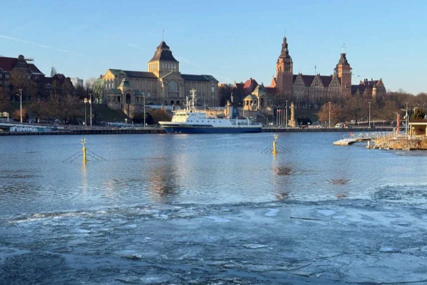 Zapora lodowa na Odrze. W tle Wały Chrobrego. Zapora lodowa na Odrze. W tle Wały Chrobrego.