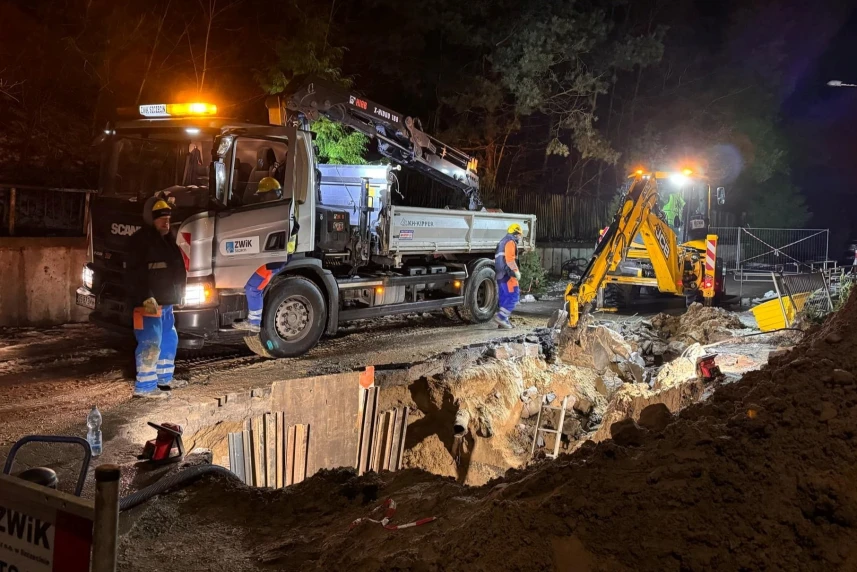 Pracownicy ZWIK pracujący przy usuwaniu awarii wodociągu.