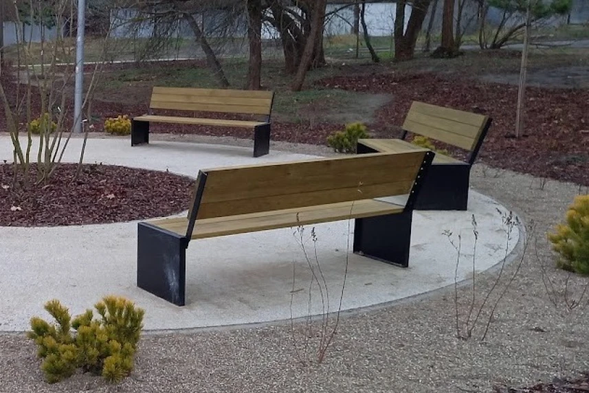 Trzy ławki na nowym skwerze.