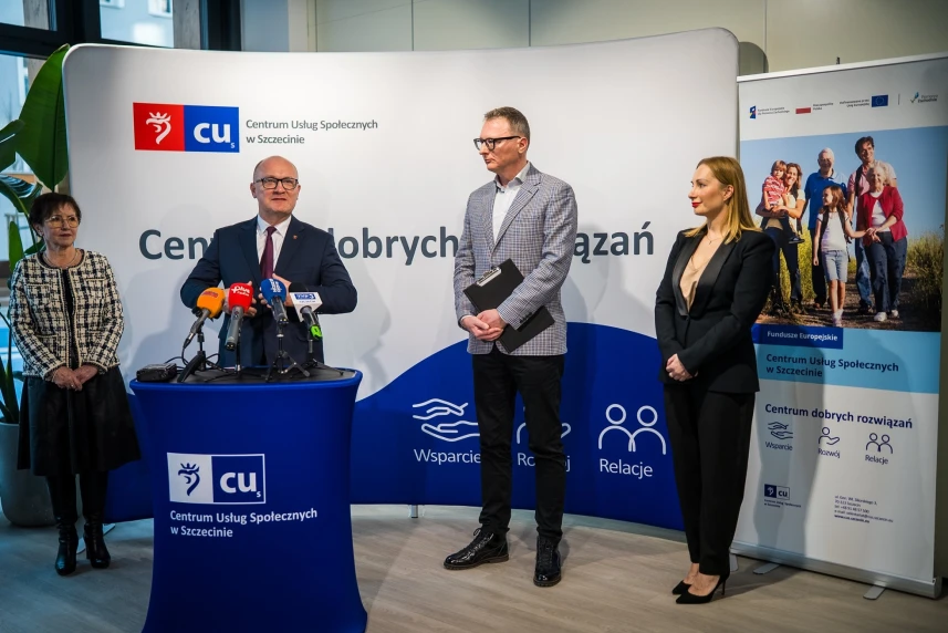 Oficjalne otwarcie Salonu Usług Społecznych z udziałem Piotra Krzystka, prezydenta Szczecina.