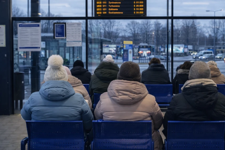 Ludzie siedzący w poczekalni autobusowej