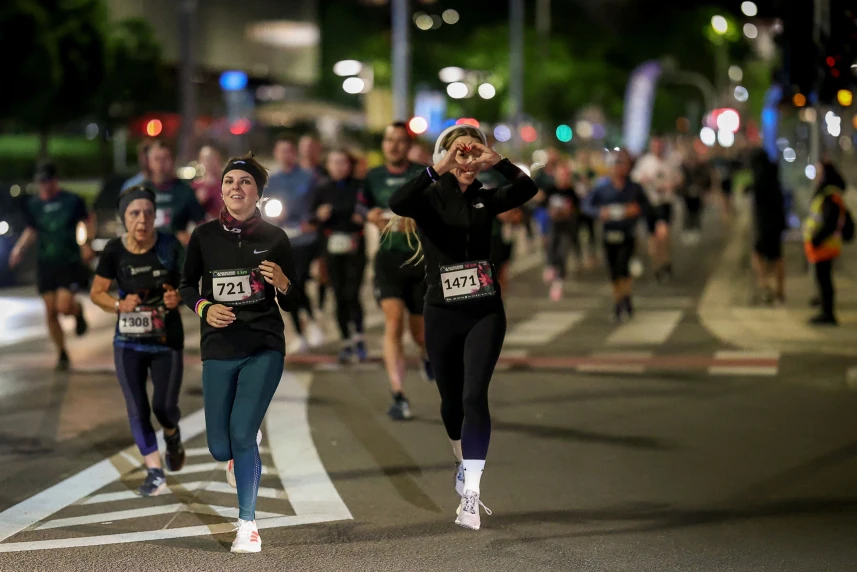 Biegacze na ulicach Szczecina podczas nocnych zawodów. Biegacze na ulicach Szczecina podczas nocnych zawodów.