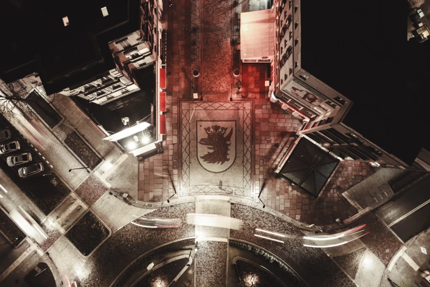 Widok z góry na oświetlony nocą plac w centrum miasta. Widok z góry na oświetlony nocą plac w centrum miasta.