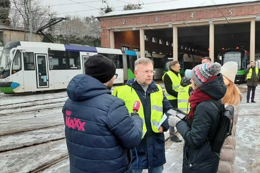 Na pytania dziennikarzy odpowiada prezes Tramwajów Szczecińskich Krystian Wawrzyniak. Na pytania dziennikarzy odpowiada prezes Tramwajów Szczecińskich Krystian Wawrzyniak.