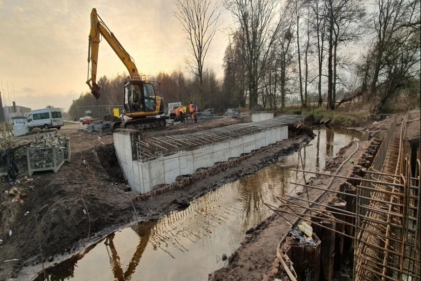 Budowa mostu nad Chełszczącą.