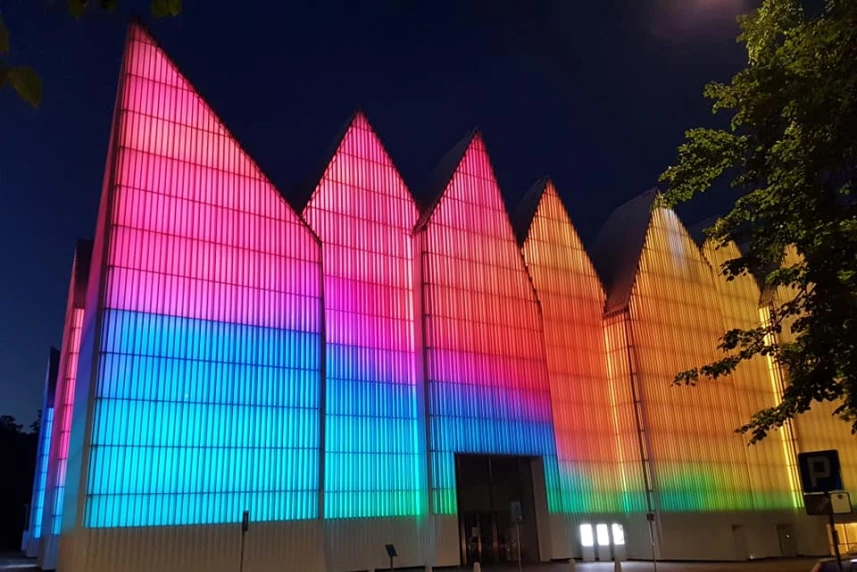 Rozświetlona fasada budynku Filharmonii w trakcie przygotowań do wrześniowego Festiwalu MUSIC.DESIGN.FORM.