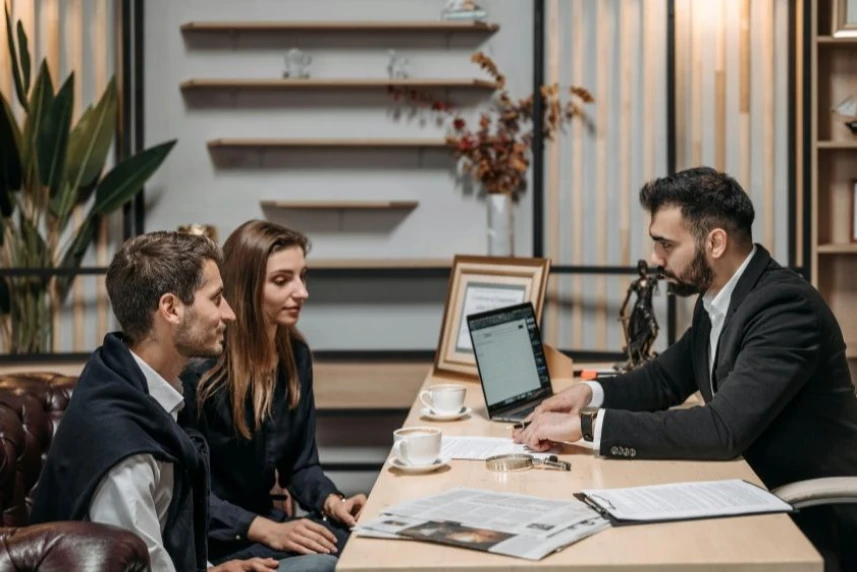 Trzy osoby przy biurku podczas spotkania biznesowego. Trzy osoby przy biurku podczas spotkania biznesowego.